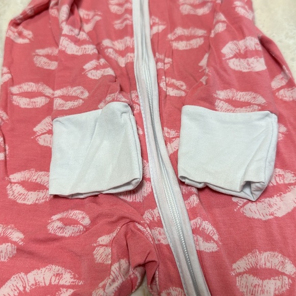 💋 RETIRED Little Sleepies Pink Kisses / Lips zippy size 6-12 months - Picture 6 of 8